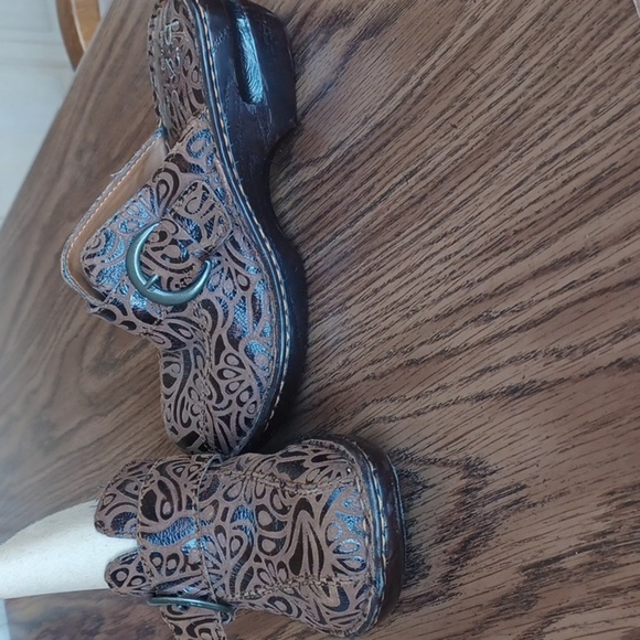 BOC Born Concept Tooled Embossed Leather Clog Slip On Womens Shoe Size 7 - Picture 1 of 10